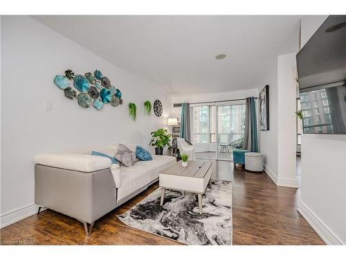 806-115 Hillcrest Avenue, Mississauga, ON - Indoor Photo Showing Living Room