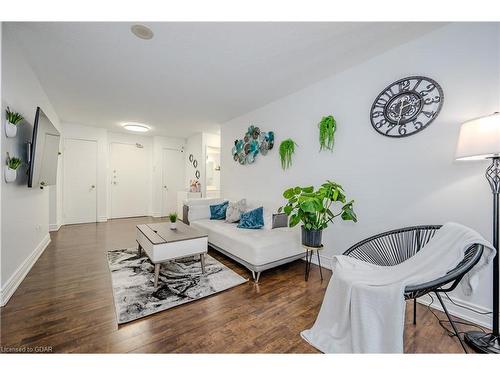 806-115 Hillcrest Avenue, Mississauga, ON - Indoor Photo Showing Living Room