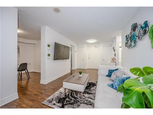 806-115 Hillcrest Avenue, Mississauga, ON - Indoor Photo Showing Living Room