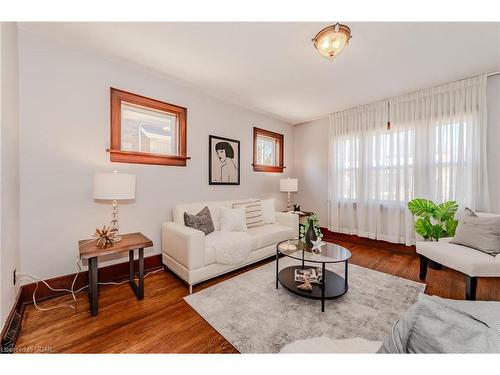 127 Mill Street, Kitchener, ON - Indoor Photo Showing Living Room