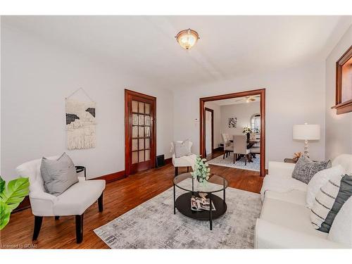 127 Mill Street, Kitchener, ON - Indoor Photo Showing Living Room