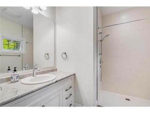 125 Richardson Street, Rockwood, ON - Indoor Photo Showing Bathroom