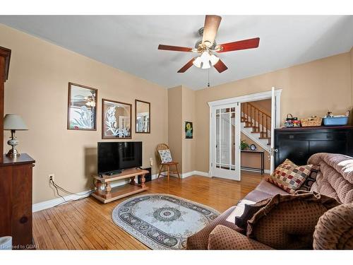 37 Shaw Avenue W, Cambridge, ON - Indoor Photo Showing Living Room