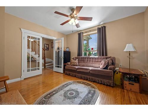 37 Shaw Avenue W, Cambridge, ON - Indoor Photo Showing Living Room