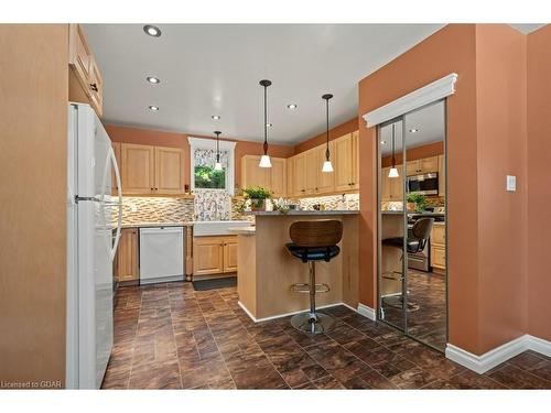 37 Shaw Avenue W, Cambridge, ON - Indoor Photo Showing Kitchen With Upgraded Kitchen