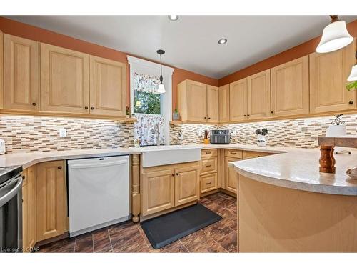 37 Shaw Avenue W, Cambridge, ON - Indoor Photo Showing Kitchen With Upgraded Kitchen