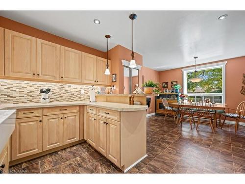 37 Shaw Avenue W, Cambridge, ON - Indoor Photo Showing Kitchen