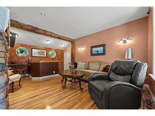 37 Shaw Avenue W, Cambridge, ON - Indoor Photo Showing Living Room