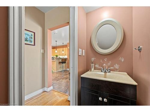 37 Shaw Avenue W, Cambridge, ON - Indoor Photo Showing Bathroom