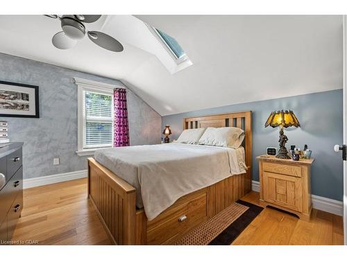 37 Shaw Avenue W, Cambridge, ON - Indoor Photo Showing Bedroom