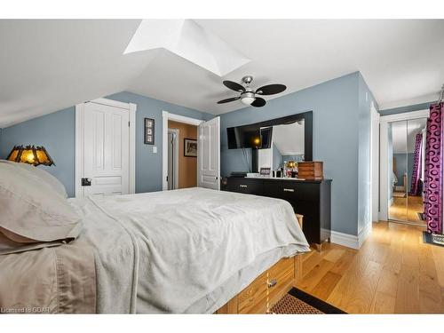 37 Shaw Avenue W, Cambridge, ON - Indoor Photo Showing Bedroom