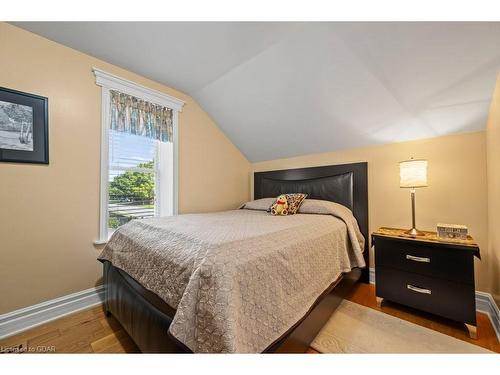 37 Shaw Avenue W, Cambridge, ON - Indoor Photo Showing Bedroom