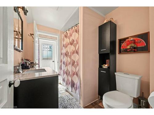 37 Shaw Avenue W, Cambridge, ON - Indoor Photo Showing Bathroom