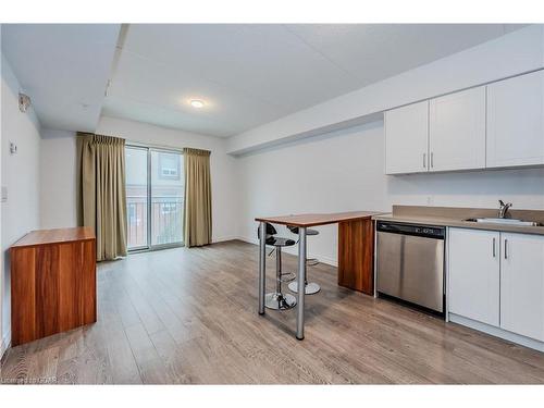 207-321 Spruce Street S, Waterloo, ON - Indoor Photo Showing Kitchen