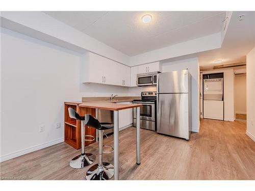 207-321 Spruce Street S, Waterloo, ON - Indoor Photo Showing Kitchen