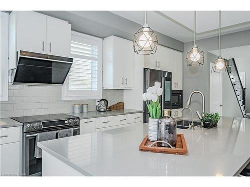 121 Lovett Lane, Guelph, ON - Indoor Photo Showing Kitchen With Double Sink With Upgraded Kitchen