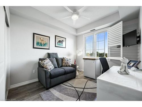 423-1440 Gordon Street, Guelph, ON - Indoor Photo Showing Living Room