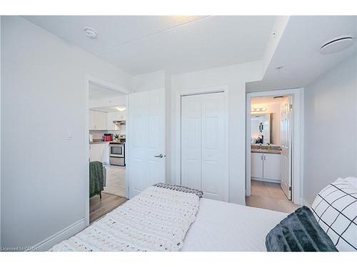 304-64 Frederick Drive, Guelph, ON - Indoor Photo Showing Bedroom