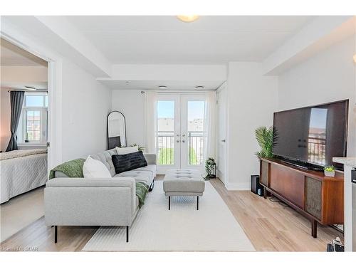 304-64 Frederick Drive, Guelph, ON - Indoor Photo Showing Living Room