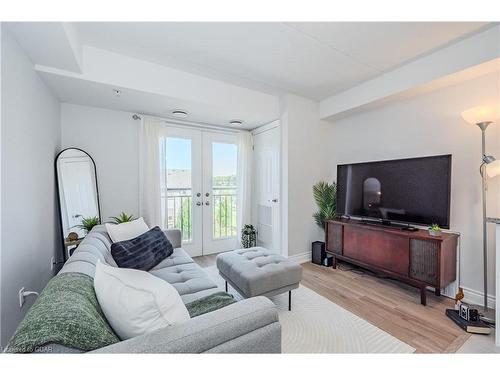 304-64 Frederick Drive, Guelph, ON - Indoor Photo Showing Living Room