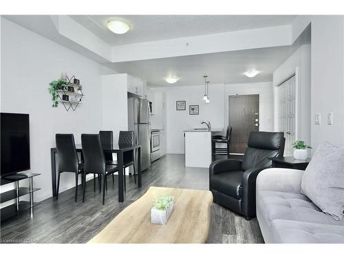 110-17 Kay Crescent, Guelph, ON - Indoor Photo Showing Living Room