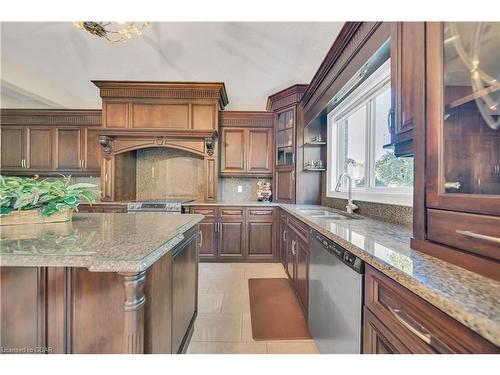 31 Lois Lane, Guelph, ON - Indoor Photo Showing Kitchen With Double Sink With Upgraded Kitchen