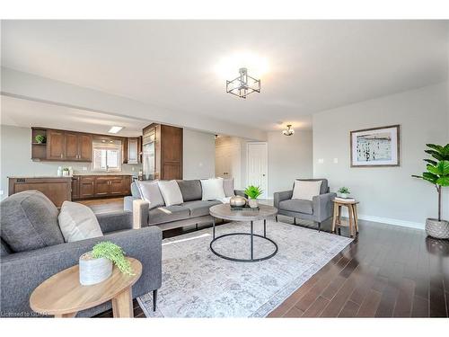 40 Ingram Drive, Guelph, ON - Indoor Photo Showing Living Room