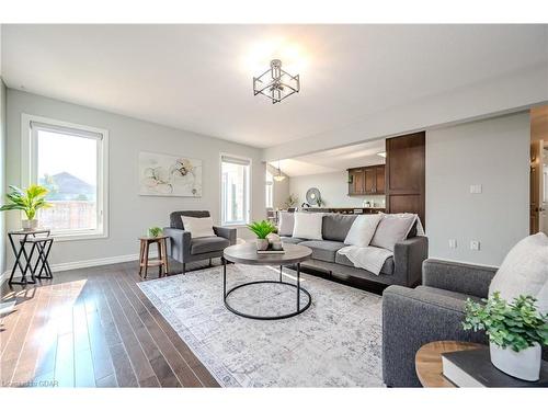 40 Ingram Drive, Guelph, ON - Indoor Photo Showing Living Room