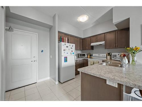 215-1284 Gordon Street, Guelph, ON - Indoor Photo Showing Kitchen With Double Sink