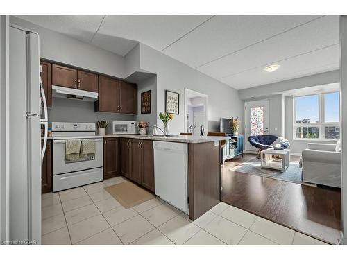 215-1284 Gordon Street, Guelph, ON - Indoor Photo Showing Kitchen