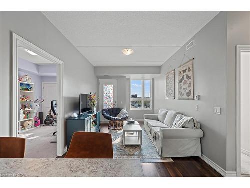 215-1284 Gordon Street, Guelph, ON - Indoor Photo Showing Living Room