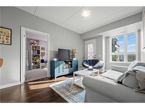 215-1284 Gordon Street, Guelph, ON - Indoor Photo Showing Living Room