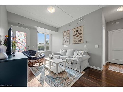 215-1284 Gordon Street, Guelph, ON - Indoor Photo Showing Living Room