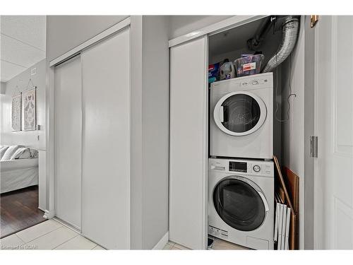 215-1284 Gordon Street, Guelph, ON - Indoor Photo Showing Laundry Room