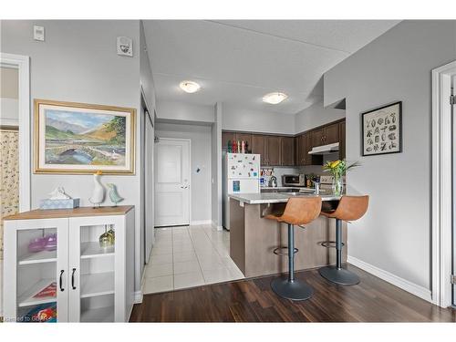 215-1284 Gordon Street, Guelph, ON - Indoor Photo Showing Kitchen