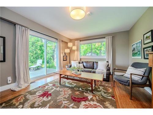 940 Watson Road S, Puslinch, ON - Indoor Photo Showing Living Room