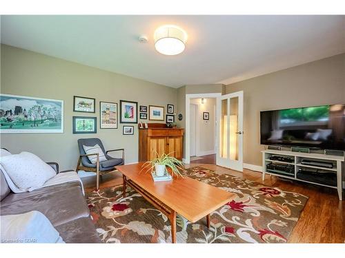 940 Watson Road S, Puslinch, ON - Indoor Photo Showing Living Room