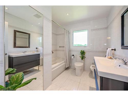 940 Watson Road S, Puslinch, ON - Indoor Photo Showing Bathroom