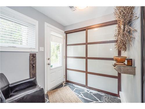 1825 Victoria Road S, Guelph, ON - Indoor Photo Showing Living Room