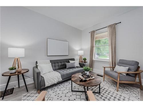 108 Harris Street, Guelph, ON - Indoor Photo Showing Living Room