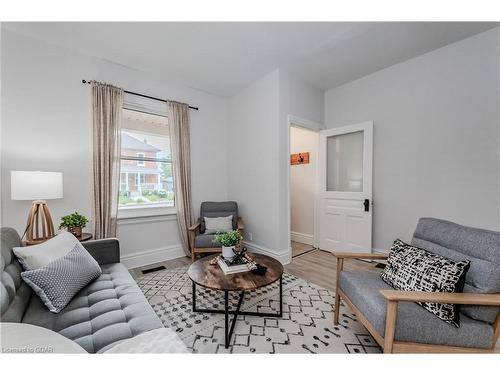 108 Harris Street, Guelph, ON - Indoor Photo Showing Living Room