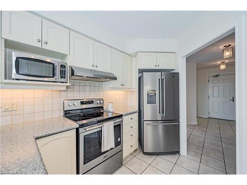 407-65 Bayberry Drive, Guelph, ON - Indoor Photo Showing Kitchen