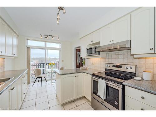 407-65 Bayberry Drive, Guelph, ON - Indoor Photo Showing Kitchen