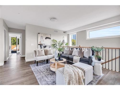 9-17 Peter Street, Kitchener, ON - Indoor Photo Showing Living Room