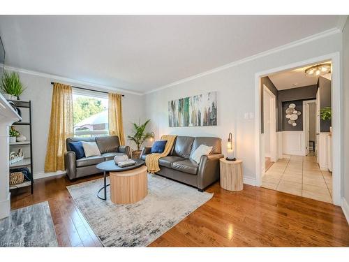 21 Kortright Road E, Guelph, ON - Indoor Photo Showing Living Room