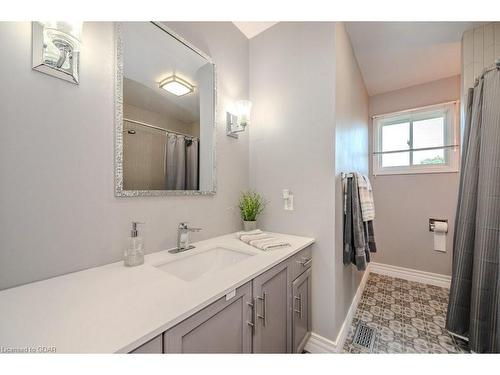 21 Kortright Road E, Guelph, ON - Indoor Photo Showing Bathroom