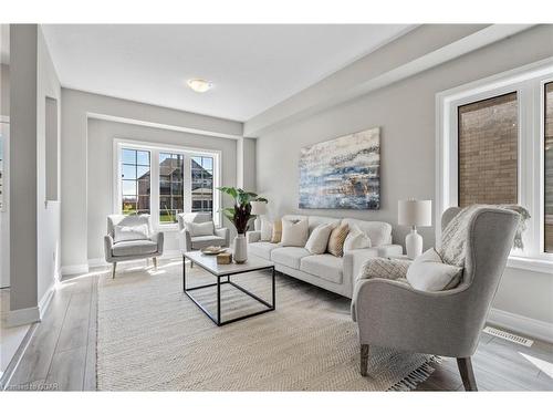 15 Venture Way, Thorold, ON - Indoor Photo Showing Living Room