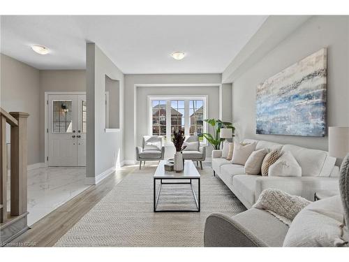 15 Venture Way, Thorold, ON - Indoor Photo Showing Living Room