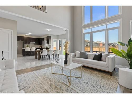 15 Venture Way, Thorold, ON - Indoor Photo Showing Living Room