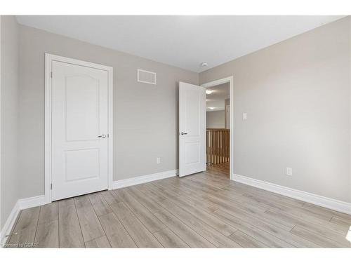 15 Venture Way, Thorold, ON - Indoor Photo Showing Other Room